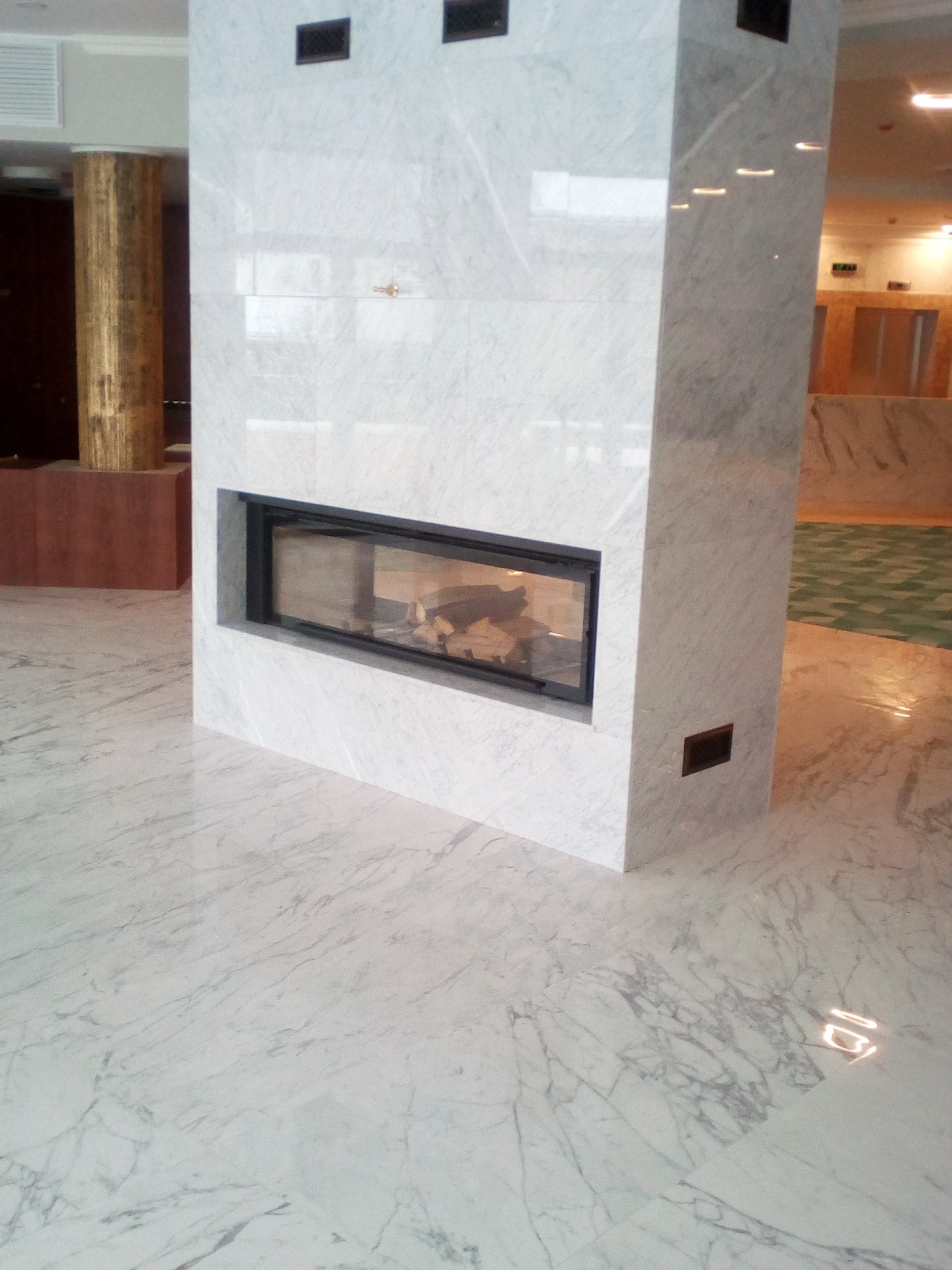 камин двухсторонний из мрамора Bianco Carrara